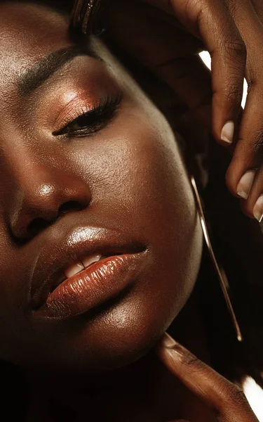 Zblízka portrét krásná Afričanka s kreativní zlatou make up — Stock fotografie