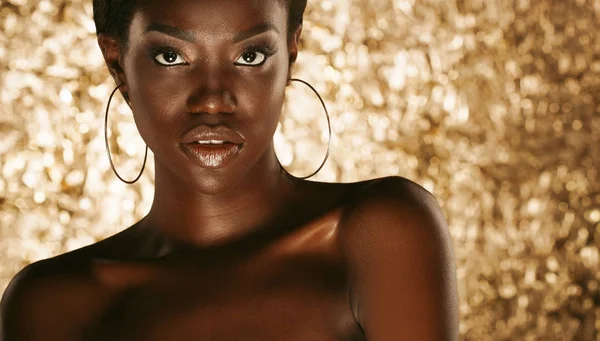 Primer plano retrato de la hermosa mujer africana con el oro creativo conforman —  Fotos de Stock