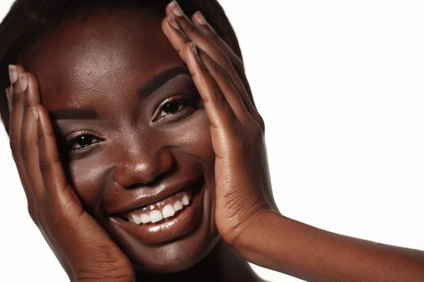 Životní styl a lidé koncept: Portrét krásné mladé africké ženy usmívá. — Stock fotografie