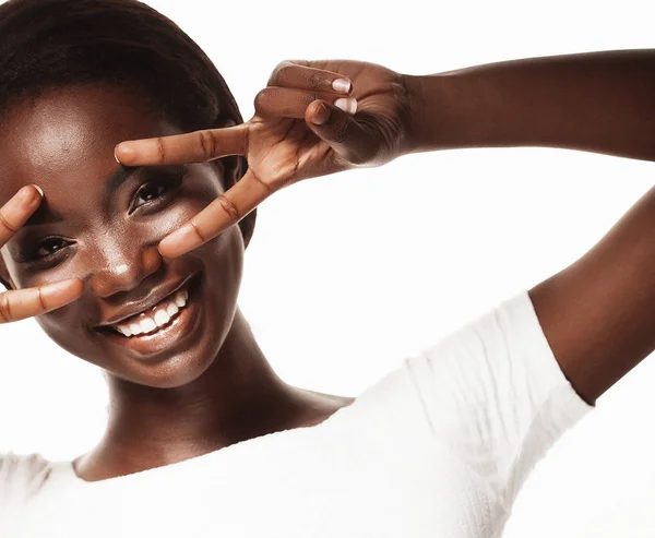 Africano americano mulher sorrindo olhando para a câmera mostrando os dedos fazendo sinal de vitória — Fotografia de Stock