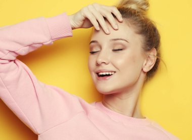 Genç Sarışın kadın kapalı gözler, sarı zemin üzerinde