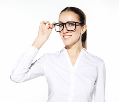 yaşam tarzı, iş ve insan kavramı: genç iş kadını beyaz arka plan üzerinde gözlük