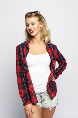 Gündelik kıyafetler giyen güzel sarışın kadın, stüdyo çekimi.