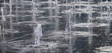küçük güzel Çeşme Sokak açık havada. Su damlaları, uçuş fon karşı havada donmuş su jetleri. yaz günü.