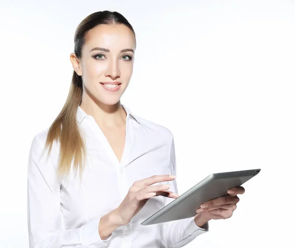 白い背景で隔離のタブレット コンピューターを保持している女性実業家 — ストック写真
