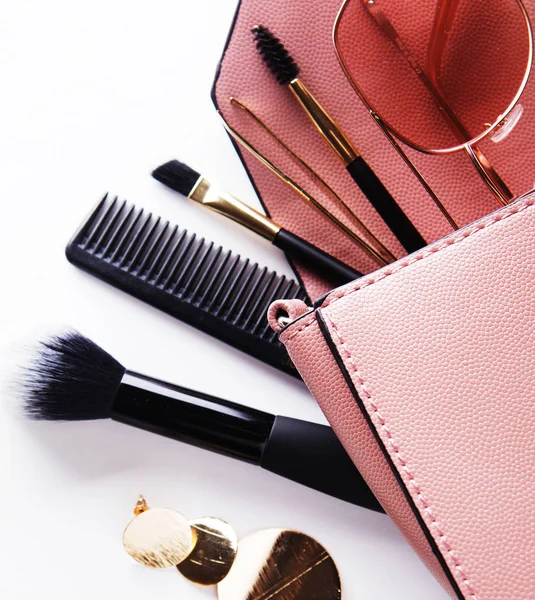 Smink termékek kozmetikai táska fehér háttér — Stock Fotó
