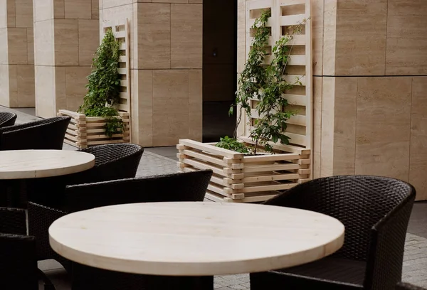 Vue sur la rue d'une terrasse Café avec tables et chaises vides — Photo