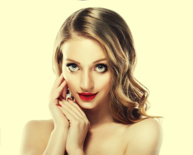 Güzel genç model kırmızı dudaklar ve üzerinde beyaz izole kıvırcık sarışın kadınla