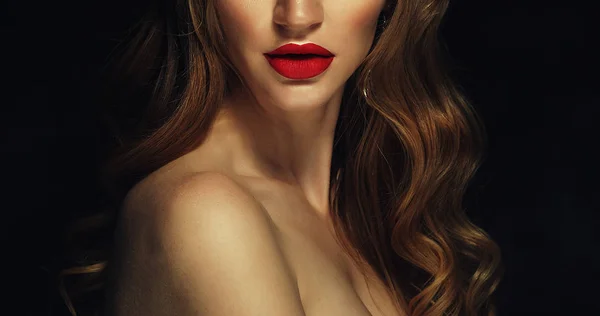 Close-up shot of beautiful woman face with red lips — Stock Photo, Image