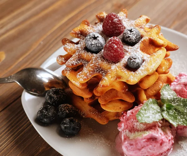 Belga gofri, fagylalt és friss bogyós gyümölcsök - málna és a blueberries.top nézet közelről lemez. — Stock Fotó