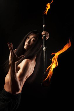 ateş gösterisi ile Asya adam