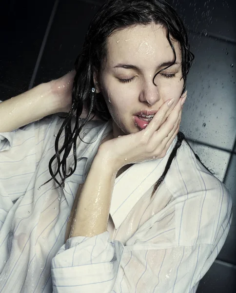 Mädchen unter der Dusche — Stockfoto