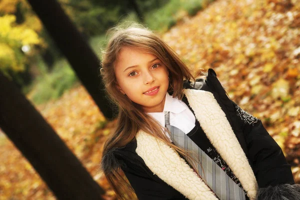 Menina no parque de outono — Fotografia de Stock