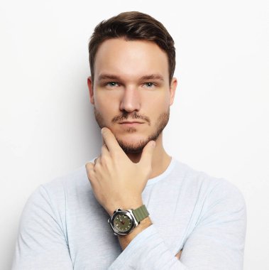 yaşam tarzı ve insanlar kavramı: yakışıklı adam, moda model