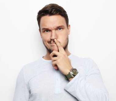 genç adam beyaz arka plan üzerinde yaşam kavramı izole basınç baş ağrısı endişe vurguladı