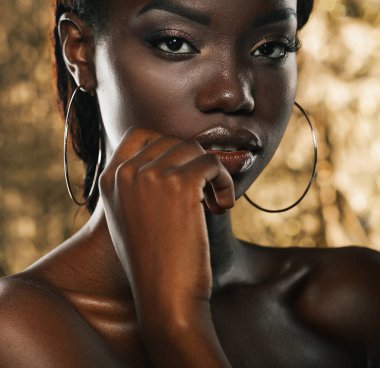 Altın arka planda Afro-Amerikan siyah bir kadının çarpıcı portresi