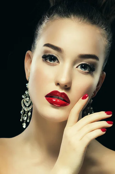 Sexy krása dívka s červenými rty a nehty. Luxusní žena, šperky náušnice. — Stock fotografie