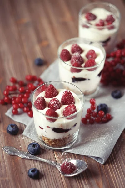 Naturjoghurt mit frischen Beeren und Müsli. Gesundes Dessert. — Stockfoto