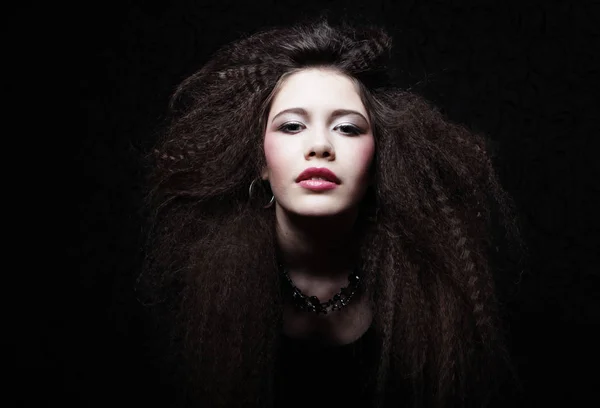 Retrato de mulher bonita em vestido preto com penteado de moda. Conceito de moda e beleza. — Fotografia de Stock