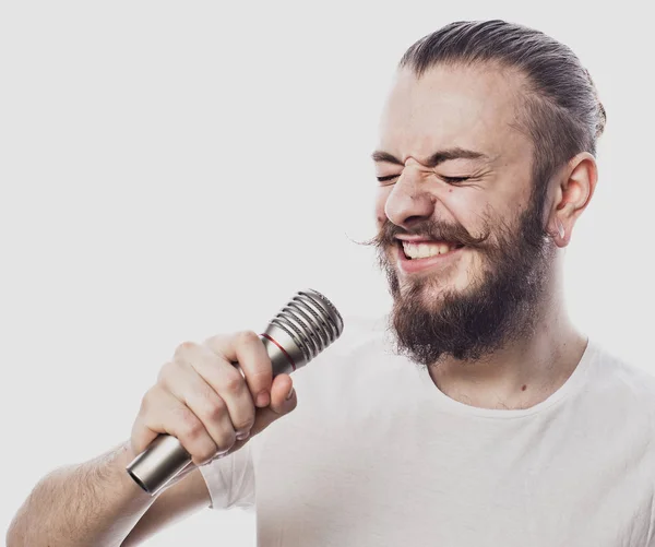 Životní styl a lidé koncept: mladý muž zpěv s mikrofonem — Stock fotografie