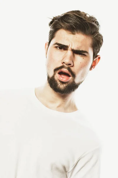 Retrato del hombre barbudo sorprendido sobre fondo blanco —  Fotos de Stock