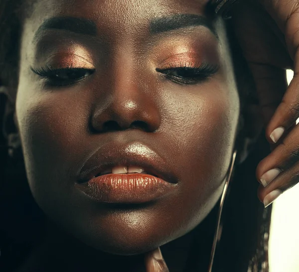 Skönhet-konceptet: porträtt av en sensuell ung afrikansk kvinna med färgade utgör — Stockfoto