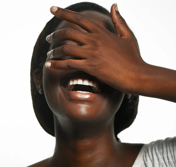 Τρόπο ζωής και άνθρωποι έννοια: Νεαρή Αφρικανή γυναίκα γελάει με τα μάτια κλειστά — Φωτογραφία Αρχείου