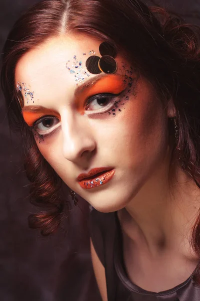 Close up ritratto rosso donna con luminoso creativo make up — Foto Stock