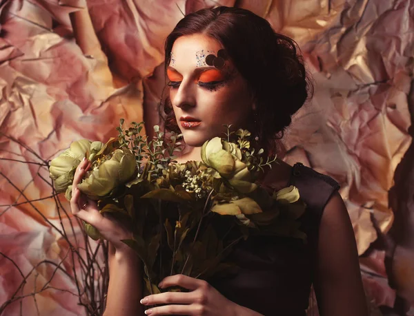 Retrato pelirrojo mujer con brillante creativo maquillaje celebración de flores secas, sesión de estudio —  Fotos de Stock