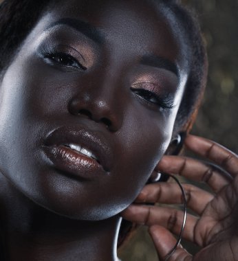 Güzellik kavramı: renkli şehvetli genç Afrikalı kadın portresi makyaj