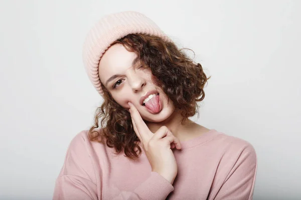 Estilo de vida y concepto de la gente: Joven chica hipster lindo usando rosa sobre fondo blanco — Foto de Stock