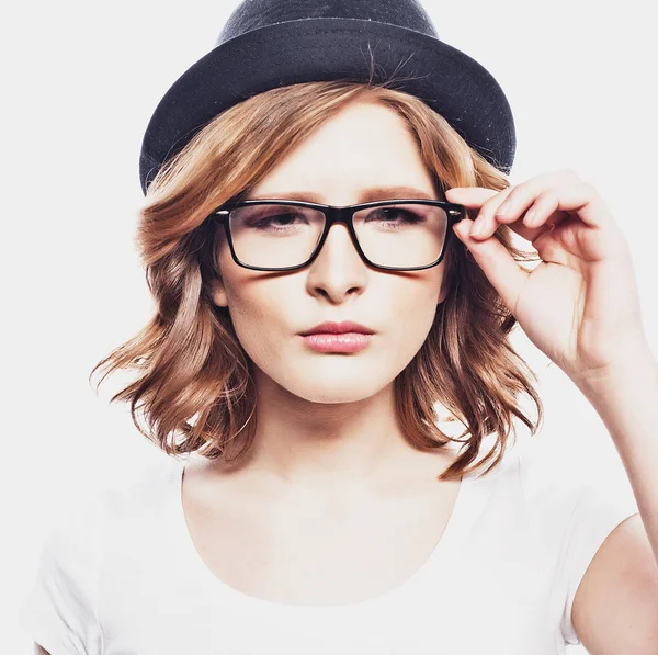 Glad ung student kvinna i mode glasögon och svart hatt på vit bakgrund — Stockfoto