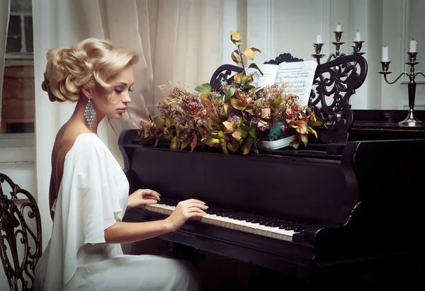 Piękne młode panny młodej, gra na fortepianie — Zdjęcie stockowe