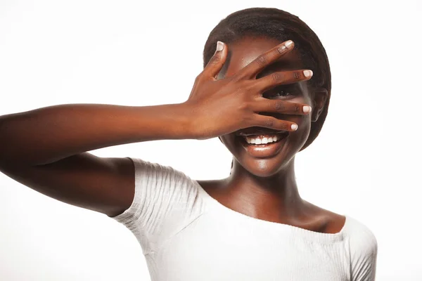 Estilo de vida y el concepto de la gente: mujer africana joven riendo con los ojos cerrados —  Fotos de Stock