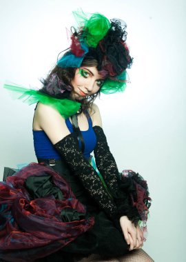 Yaratıcı makyajlı karnaval kıyafetli genç bir manken..