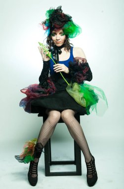 Yaratıcı makyajlı karnaval kıyafetli genç bir manken..