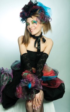 Yaratıcı makyajlı karnaval kıyafetli genç bir manken..