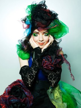 Sanatsal makyajlı güzel bir kadın.. 