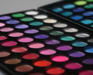 Makyaj koleksiyonu kapat