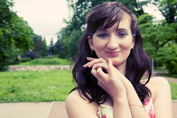 Young woman relaxing at park — Stock Photo, Image