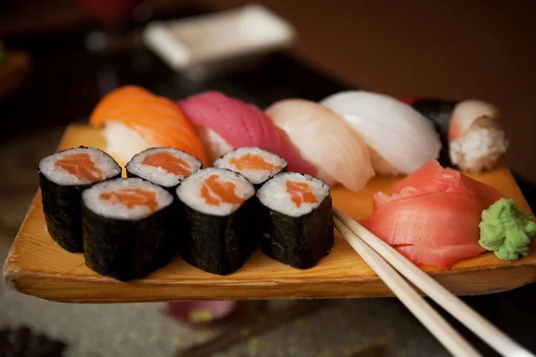 Chutné sushi v japonské restauraci — Stock fotografie
