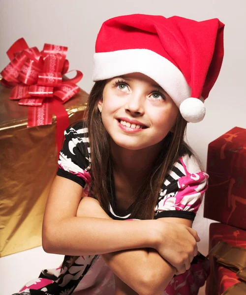 Bambina e regali di Natale — Foto Stock