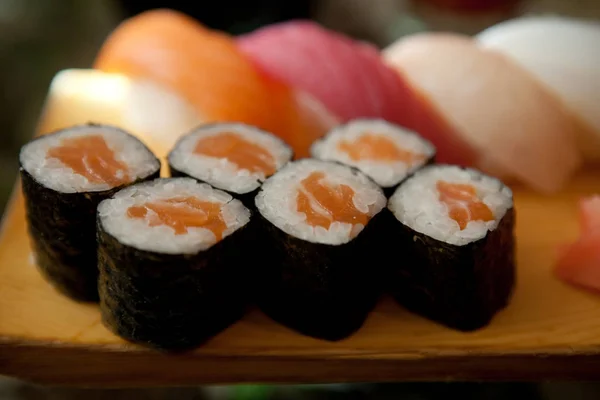 Rouleaux maki servis sur plaque de bois — Photo