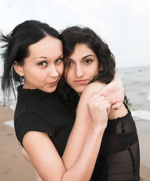 Jeunes filles près de la mer — Photo