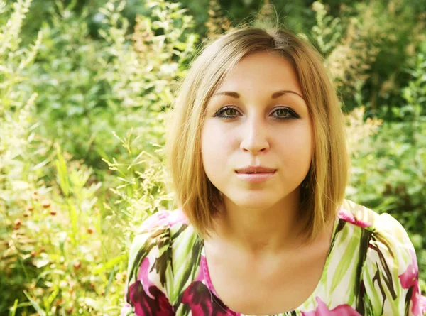 Genç kadın çimenlerde dinleniyor. 