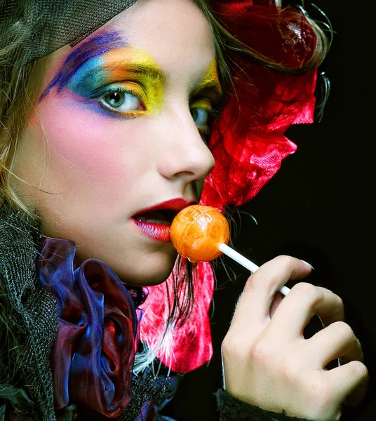 Chica con maquillaje creativo sostiene piruleta — Foto de Stock