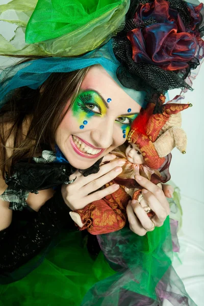 Modelo jovem em vestido carnaval com maquiagem criativa. — Fotografia de Stock