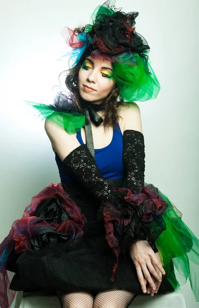 Молодая модель в карнавальном платье с креативным макияжем. — стоковое фото