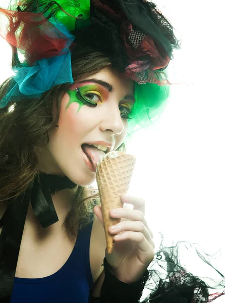 Boneca com sorvete — Fotografia de Stock