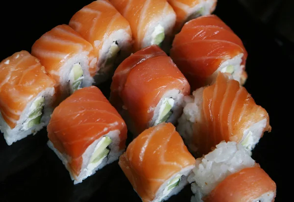 Sushi en rollen — Stockfoto